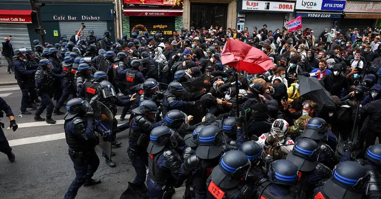 বিক্ষোভকারী ও পুলিশের সংঘর্ষ